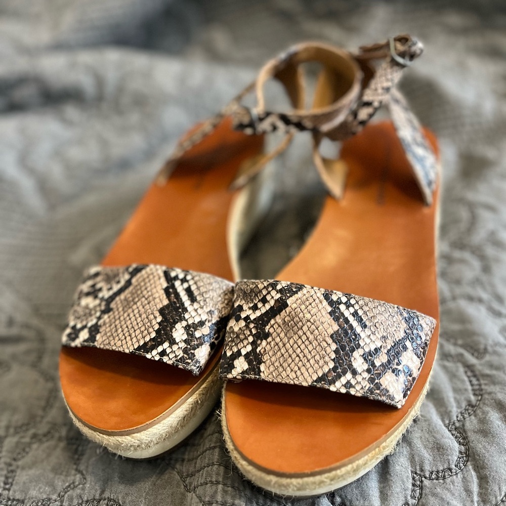 Lucky Brand Brown Tan Sandals with Exotic Design